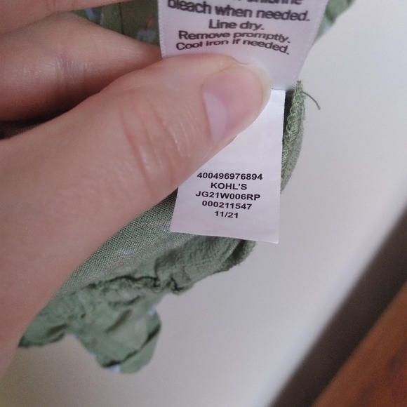 So Goods for Life Green and Blue Floral V Neck Cropped Blouse Size Small - Picture 11 of 11